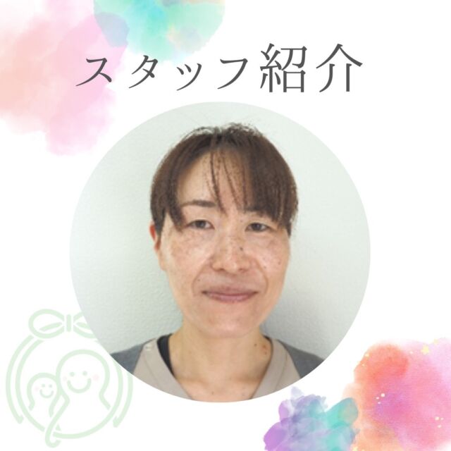 スタッフ紹介第3弾。今回は看護師の山下をご紹介します！！
‐‐‐‐‐
こんにちは。看護師のやましたです。

2人の子供がいます。子供の成長期は限られたもの、その時も大切に生きたいと思いました。働く時間や日数を調整しながら子育ても楽しみ、看護師としてのキャリアも止める事なく過ごした30代でした。

今では子供も成長し、40代後半、看護師となり30年近くなっていました。再び自分のやりたい事に専念できる、残りの現役生活を考えた時にしたいと思った事が訪問看護でした。

患者さんと向き合い、じっくりかかわる事ができる仕事、私の今までの生活の考え方、仕事もプライベートもじっくりこなしていきたい思いと重なりました。
‐‐‐‐‐
訪問看護ステーションつむぐは、ご利用者様、ご家族様、関わる全ての方々への想いを紡ぎあわせ、寄り添う看護を大切にしています。

#訪問看護 #訪問看護ステーション #訪問看護ステーションつむぐ #看護師 #訪問看護師 #訪問リハビリ #地域医療 #菊川市