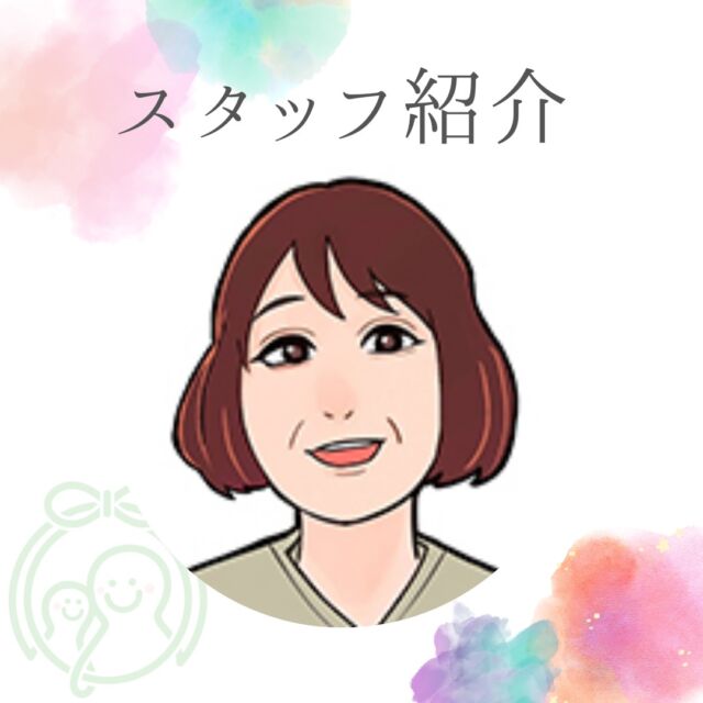 スタッフ紹介第7弾。今回は看護師の森本をご紹介します。
‐‐‐‐‐
もりもとです。私は、介護保険が始まった年に在宅の仕事をはじめました。1年半訪問入浴の職員として働き、その後訪問看護へ異動となり現在まで働いています。
.
総合病院で働いていた若い頃は、看護というよりケアや処置、点滴などの仕事が好きでした。しかし在宅の現場に入り、訪問看護の経験を積むことで、看護で支えることの大切さを学びました。そして看護の本質は在宅にあるのではないかと思うようになりました。
.
利用者やその家族と共に作り上げていく、その人に合った療養生活や介護、それを支える看護の仕事に、とてもやりがいを感じています。
.
それが長い間この仕事を続けてきた理由だと思います。医療機関、家族、地域、様々な関係機関との連携も訪問看護ならではのものだと思います。
.
うまく支援できずに悩むこともありますが、肯定的な意味での“良い加減“もモットーに、楽しく仕事をさせて頂いています。
‐‐‐‐‐
訪問看護ステーションつむぐは、ご利用者様、ご家族様、関わる全ての方々への想いを紡ぎあわせ、寄り添う看護を大切にしています。

#訪問看護 #訪問看護ステーション #訪問看護ステーションつむぐ #看護師 #訪問看護師 #訪問リハビリ #地域医療 #菊川市
